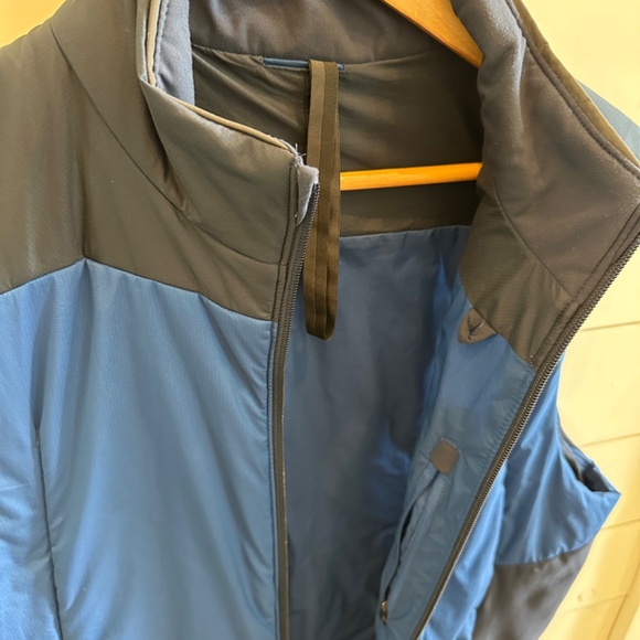 Lululemon Men's Two-Tone Blue Puffer Vest - Picture 2 of 4